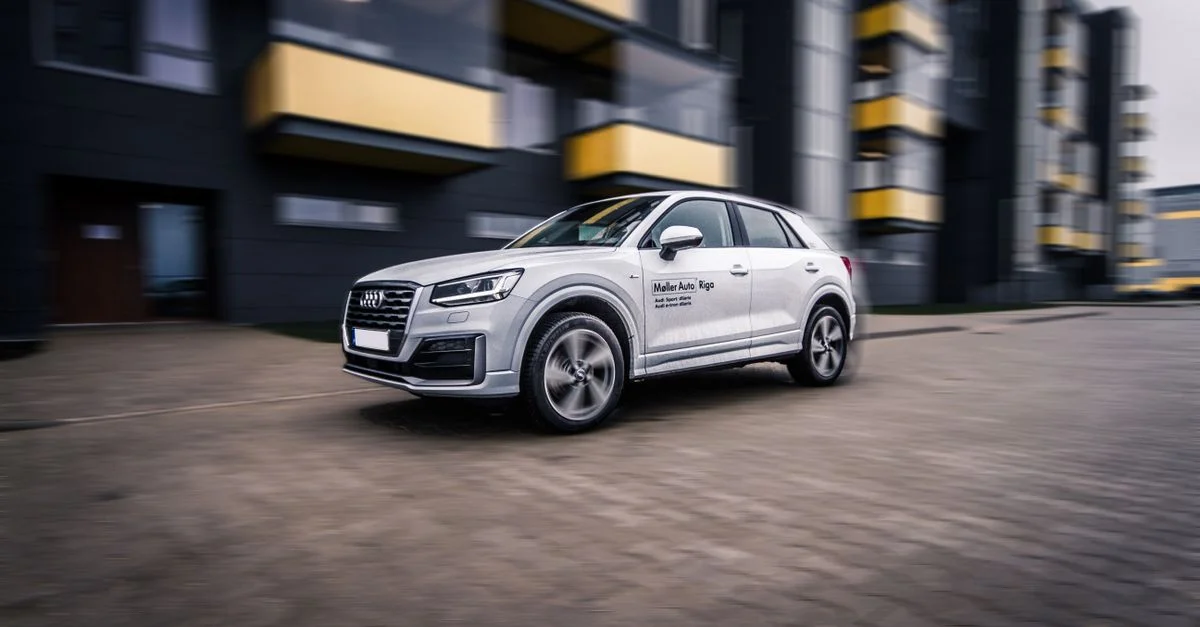 Une photo dynamique d'un SUV Audi moderne filant à travers un paysage urbain contemporain.