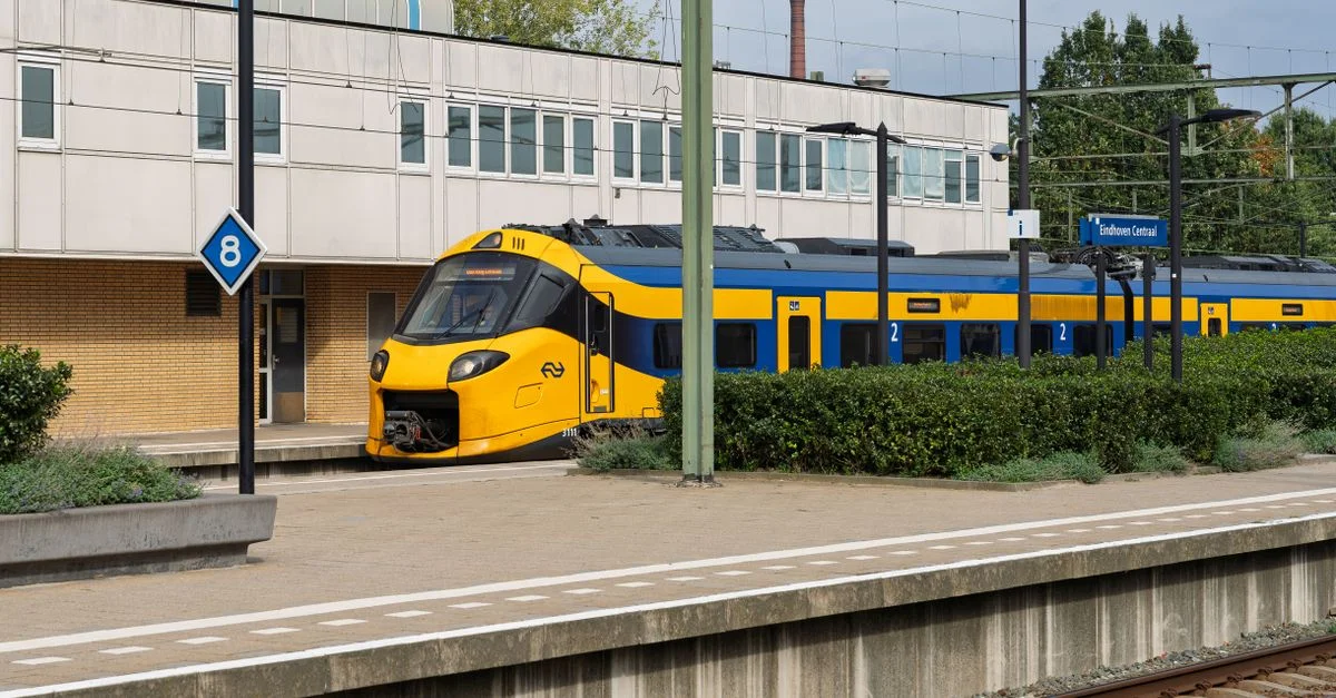 Un train élégant et moderne à la gare centrale d'Eindhoven, aux Pays-Bas, mettant en valeur l'architecture des transports néerlandais.