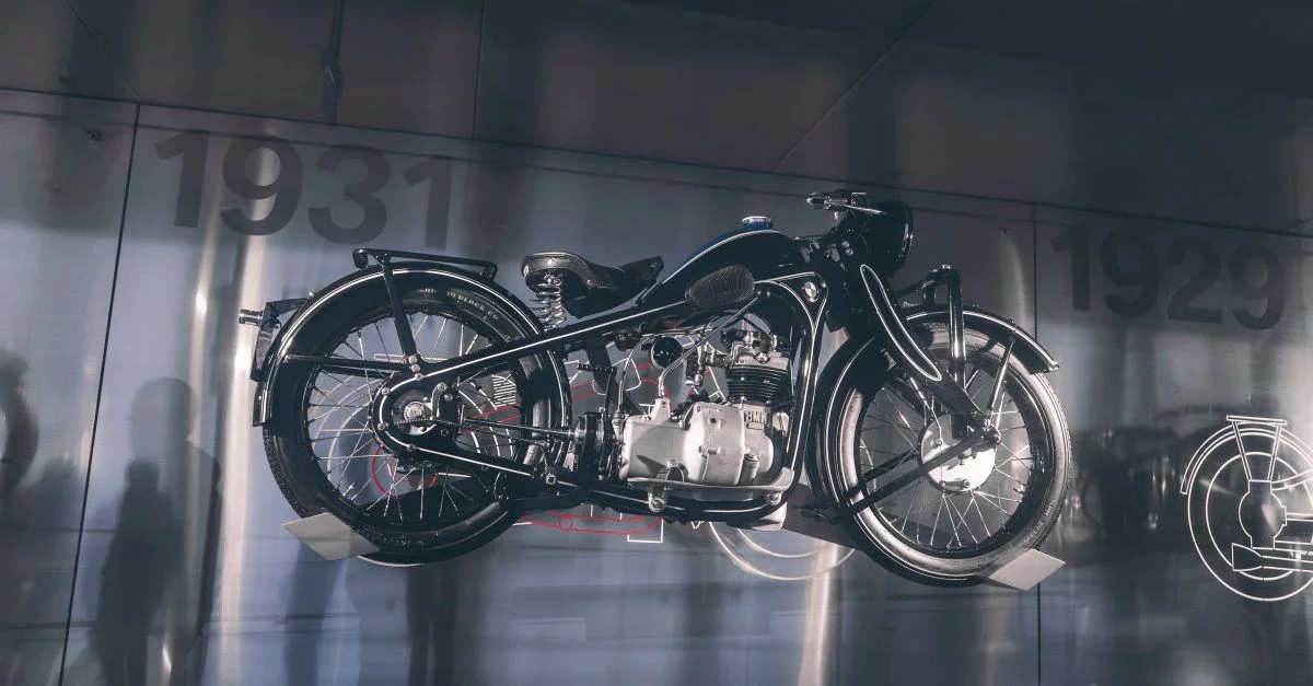 Moto classique BMW exposée au musée de Munich, mettant en avant le design et l'ingénierie vintage.