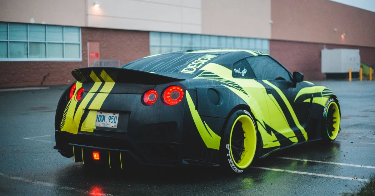 Voiture de sport vibrante au design personnalisé garée dans un environnement urbain humide, mettant en valeur son style unique et sa palette de couleurs.
