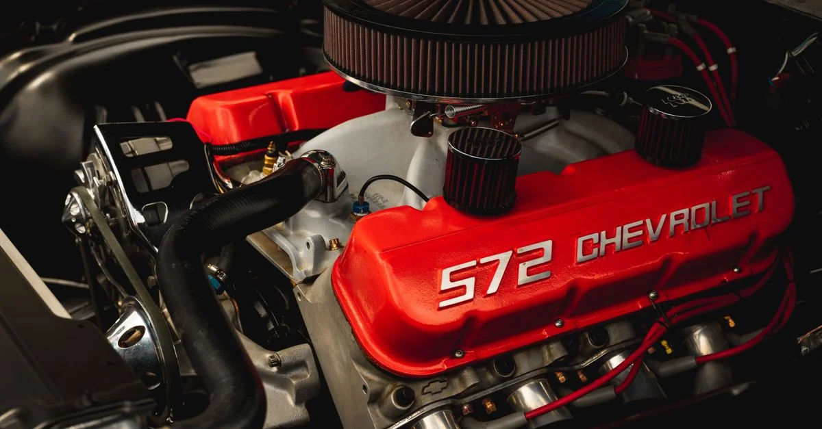 Gros plan détaillé d'un moteur Chevrolet 572 avec des couvre-culasses rouges vifs.