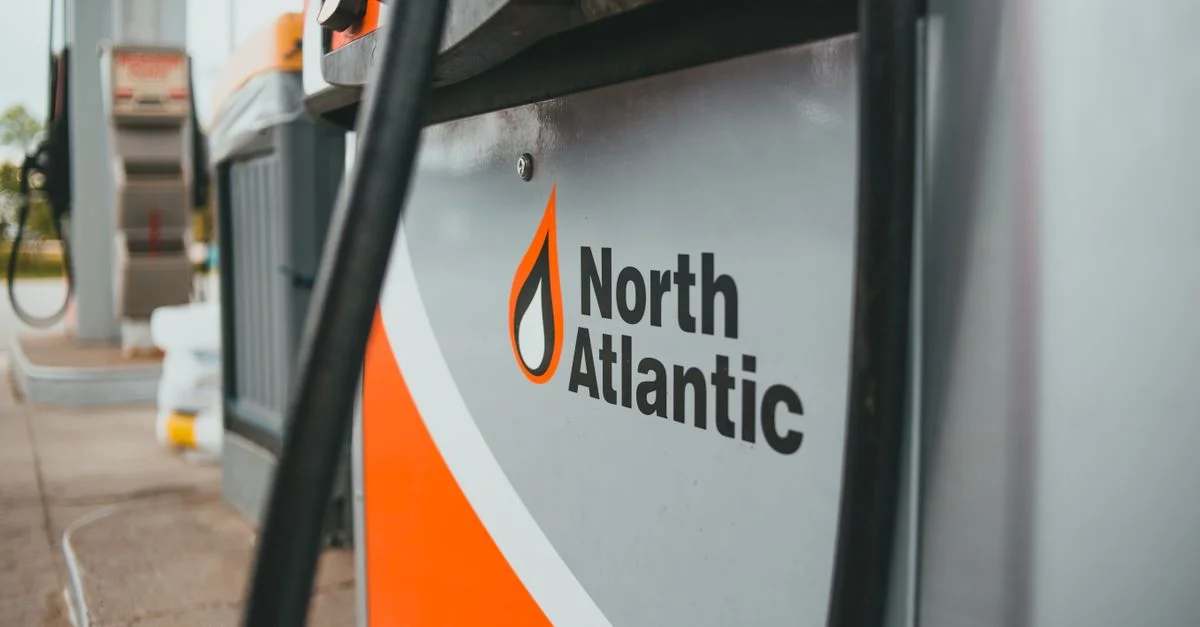 Vue détaillée d'un distributeur de carburant de l'Atlantique Nord dans une station-service en plein air.