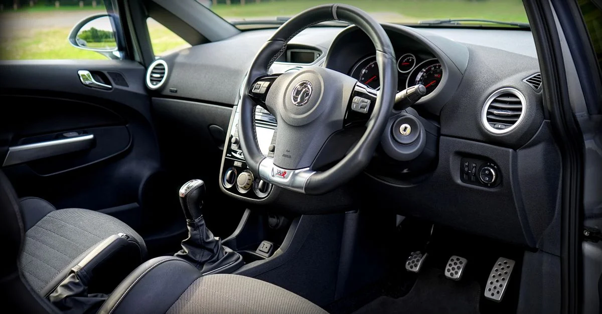 Vue détaillée de l'intérieur d'une voiture moderne avec le volant et le tableau de bord.