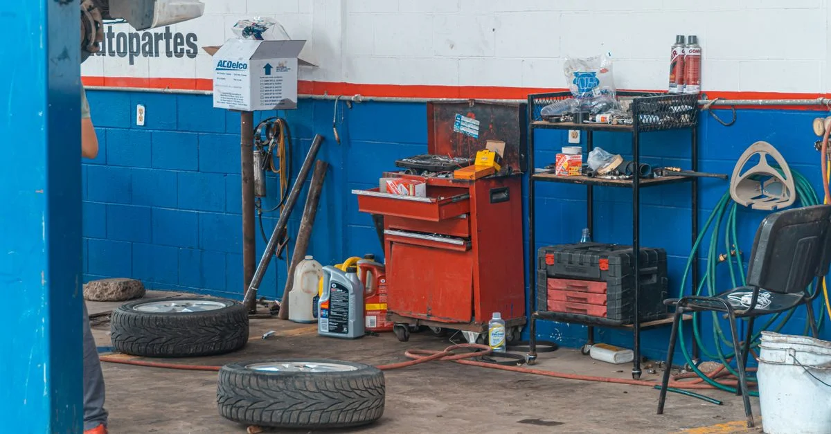 Une vue détaillée de l'intérieur d'un garage de réparation automobile montrant des outils et de l'équipement.