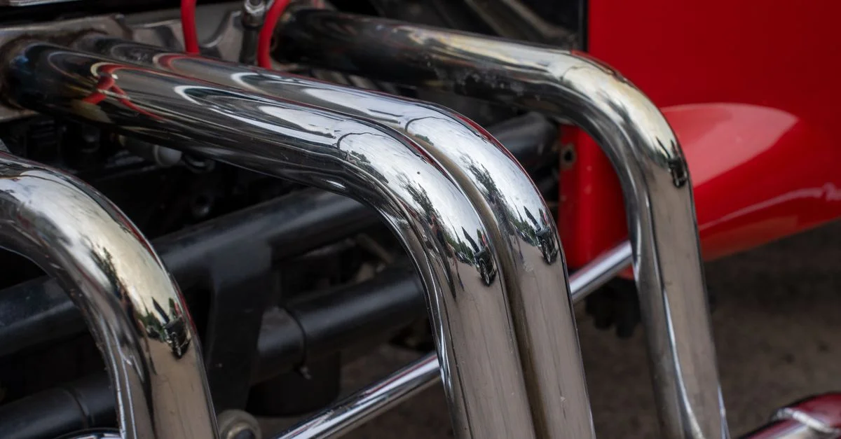 Vue détaillée des tuyaux d'échappement en chrome brillant sur une hot rod classique à Nelson, WI.