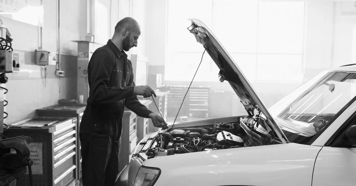 Mécanicien dans un garage effectuant l'entretien du moteur d'un véhicule.