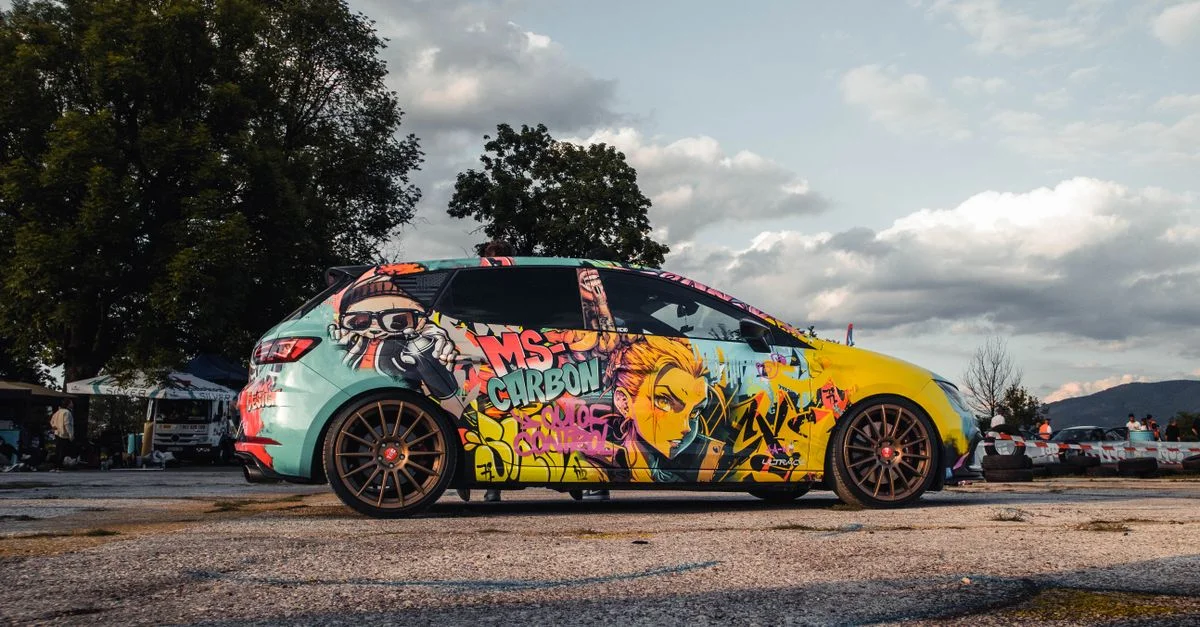 Une voiture personnalisée colorée avec un design de graffiti lors d'un rassemblement automobile à Sarajevo, en Bosnie-Herzégovine.