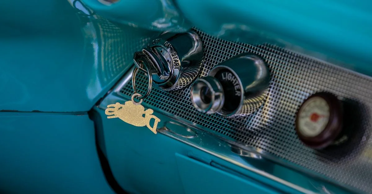 Gros plan de l'allumage et du briquet d'une voiture vintage, mettant en valeur un design classique.