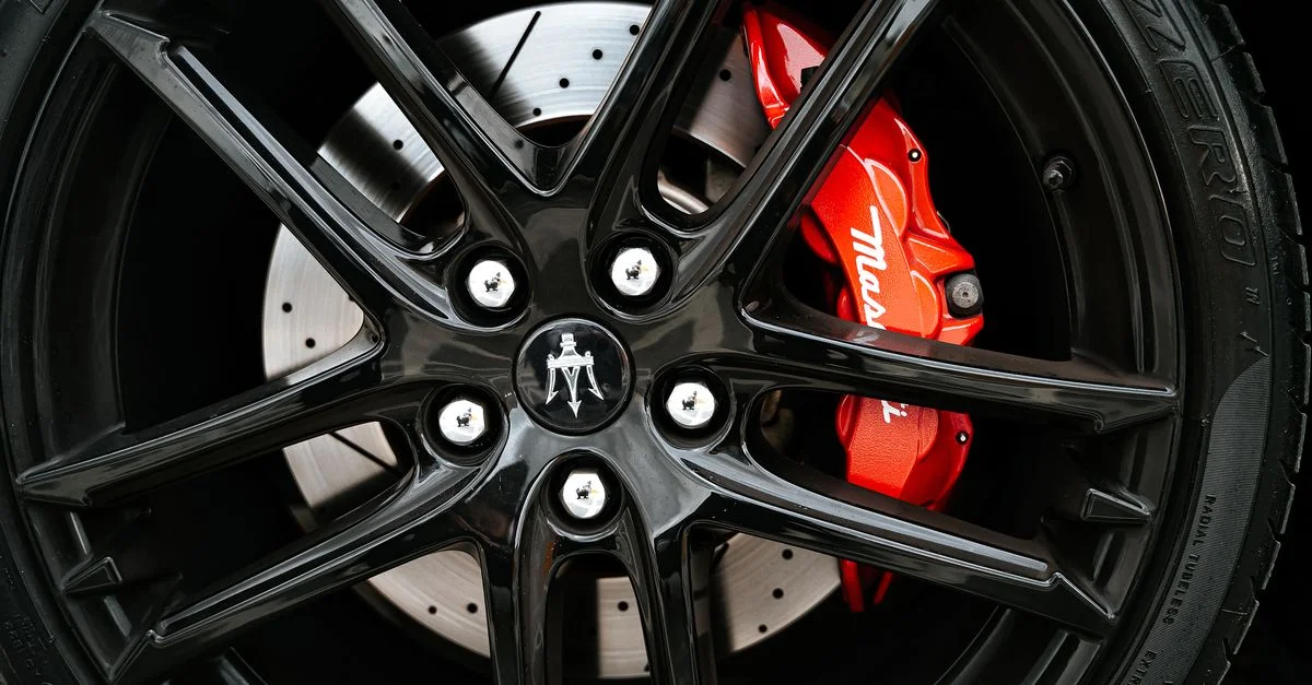 Gros plan époustouflant de la roue de voiture Maserati avec jante en alliage brillant et étrier de frein rouge.