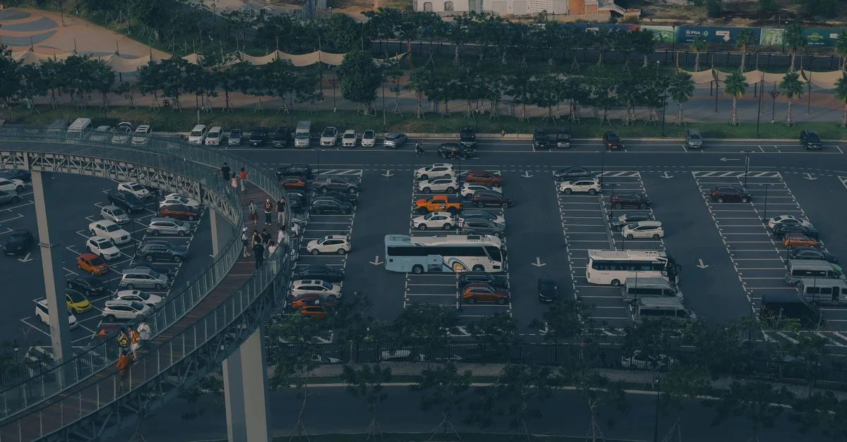 Photo aérienne d'un parking animé avec une passerelle piétonne à Phan Thiết, Vietnam.